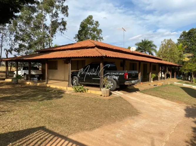 Belíssima chácara à venda, próximo da cidade, com 6 quartos e 1 espaço de lazer maravilhos