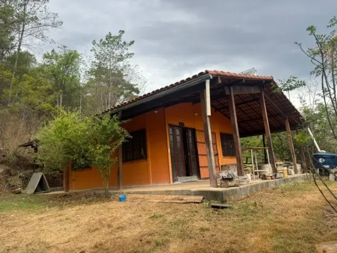 Sítio de 4.000 m² em condomínio rural, com casa e árvores frutíferas. Jaboticatubas.