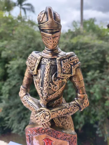 Estátua Cavaleiro Medieval Escudo