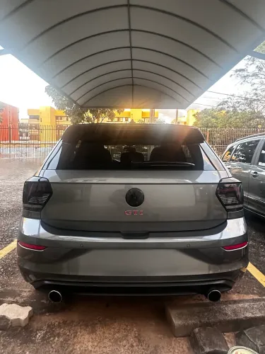 Emblema GTI vermelho com borda cromada padrão original 
