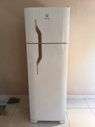 Geladeira Eletrolux 260L