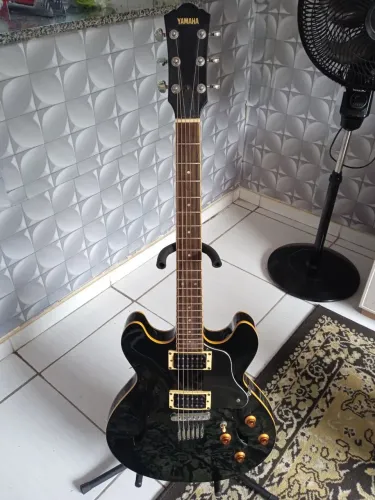 Guitarra semi acústica Yamaha timbre top