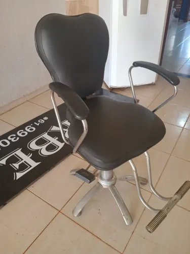 VENDO CADEIRA DE BARBEIRO, CAVALETE E PLACA DE 3M, 1000,00 tudo.