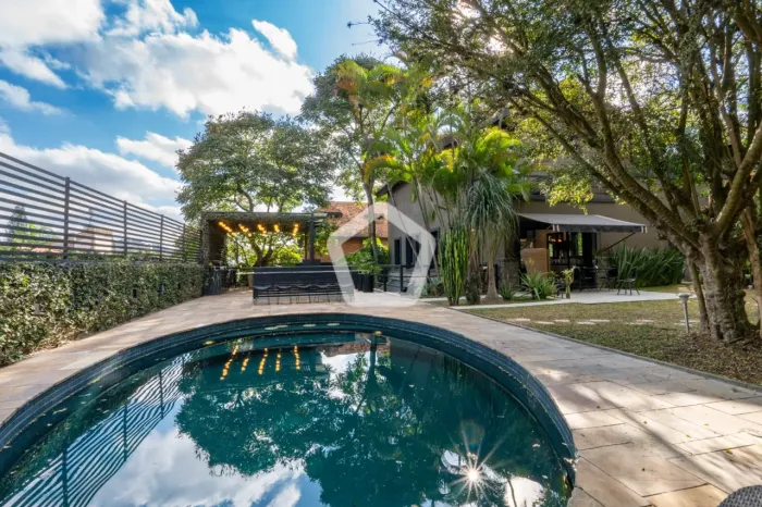 Casa em condomínio para locação em Morumbi com 5 quartos, sendo 5 suítes, 1,200m²