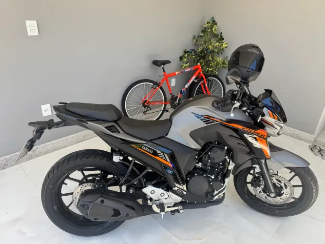 Moto fz25. 