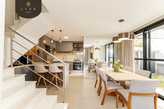 Casa em condomínio no Ahú | 3 quartos, 1 suíte | Terraço com churrasqueira | 2 vagas