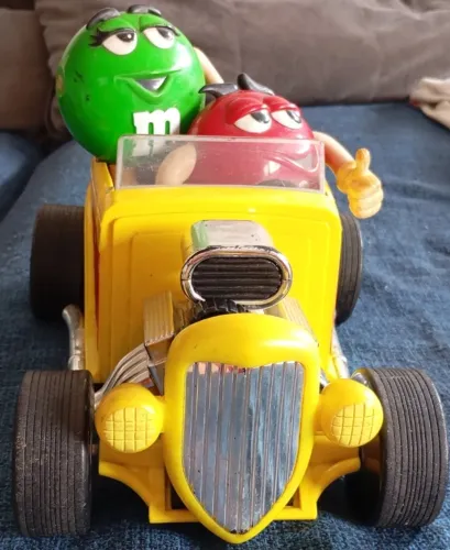 ( Leia ) Miniatura Carro Hot Road M & M's Dispenser
