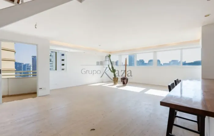Oportunidade - Cobertura Triplex - 3 Dormitórios - Vila Nova Conceição - 180m².