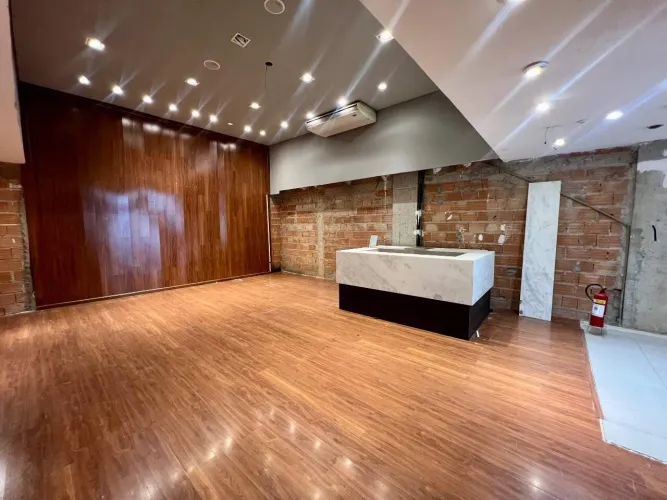 Loja em excelente ponto comercial no Vila da Serra