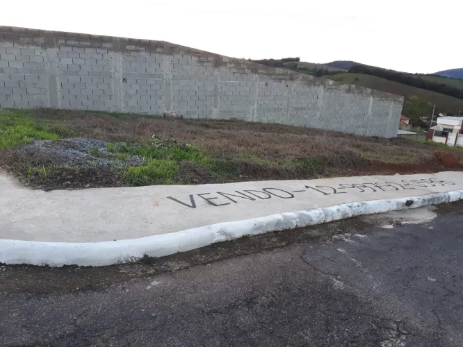 Terreno 250 m2 de Esquina, com Asfalto ,Água, Luz, Escritura Registrada e Averbada