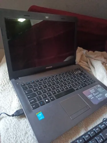 Vendo notebook usado tá com 2 listra preta na tela funcionando normal