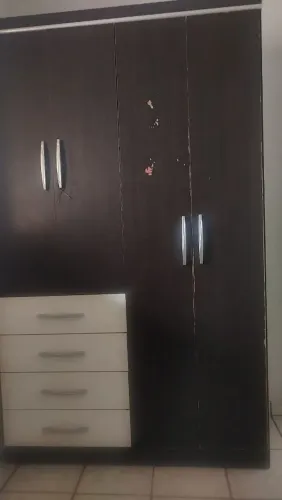 Guarda roupas de solteiro Marrom e branco