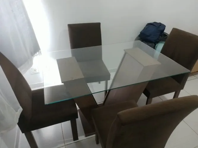 Mesa de jantar com 4 cadeiras