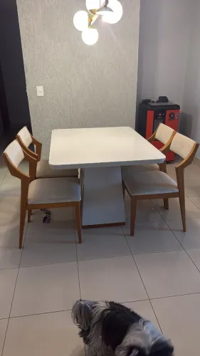 Mesa quadrada de jantar com cadeiras