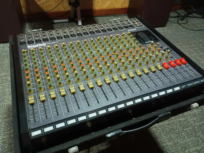 Mesa Soundtheck 16 canais
