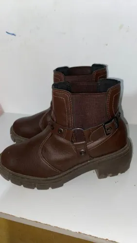 Vende-se bota número 34