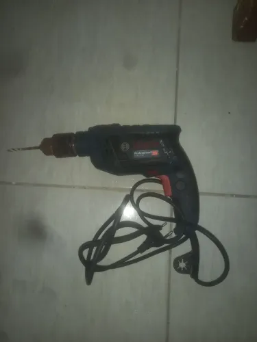 Vendo essa furadeira bosch profissional, usada poucas vezes em uso doméstico. Tem a maleta