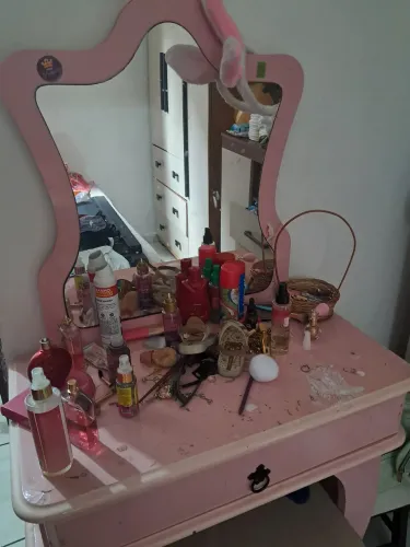 Vende-se penteadeira usada, em n estado so um pouco da parte de cima que está com cola