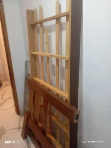 Vendo cama de solteiro em ótimo estado e mesa de centro em bom estado