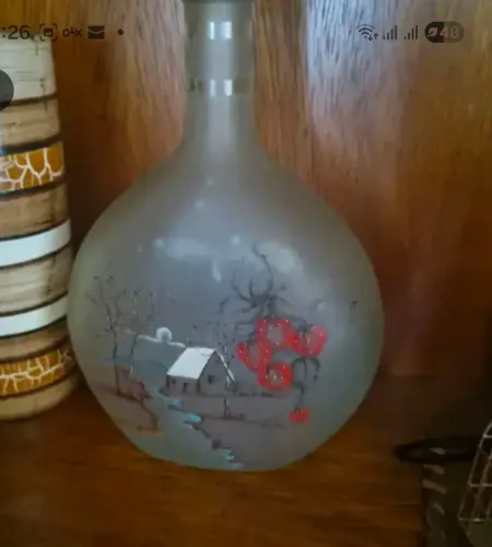 Decantador vintage de vidro fosco com cena invernal pintada a mao e bagas vermelhas