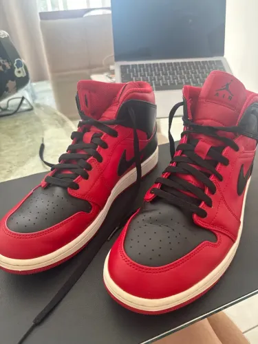 Air Jordan 1 Mid Reverse Bred