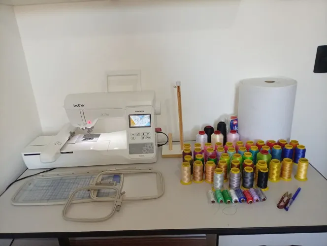 Máquina de Bordado Brother PE810L + Suprimentos para ínicio dos trabalhos