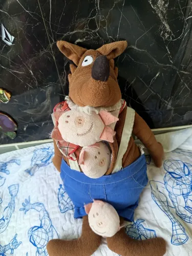 Pelúcia Tok&Stok Lobo mau e os Três Porquinhos 