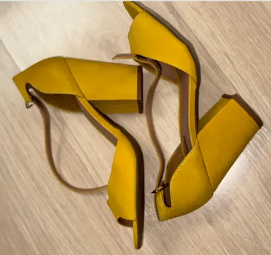 Sandália salto grosso de camurça Mostarda (Pixolé)