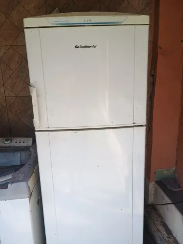Máquina de lavar e geladeiras