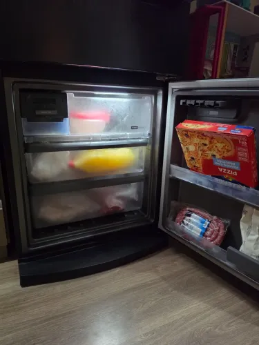 Geladeira Brastemp preta 419L 3 portas