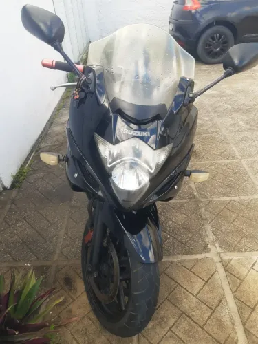 GSX 650 F com tudo em dia