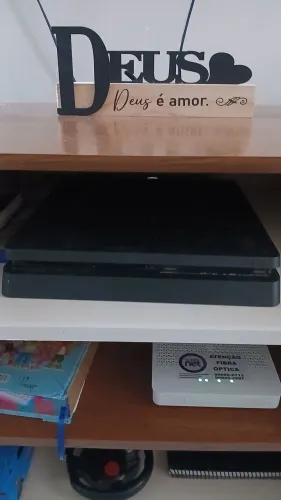 PS4 SLIM 500GB COM DOIS CONTROLES, JOGOS NA MEMÓRIA