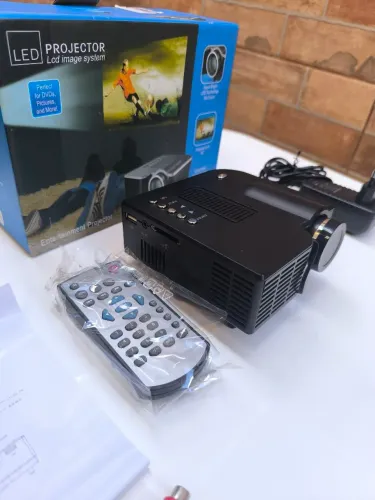 Mini Projetor LED Multimídia com HDMI / USB / VGA + Controle + Caixa