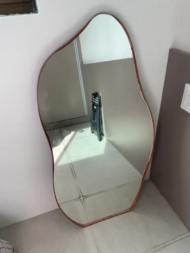 Espelho orgânico com moldura em couro