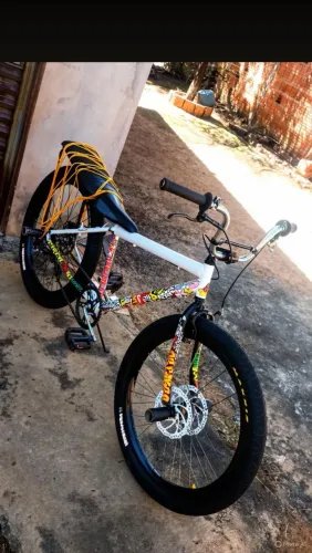 ?VENDO BIKE MONTADINHA ARO 26 QUADRO REDUZIDO TODO PREPARADO PRA GRAU ?