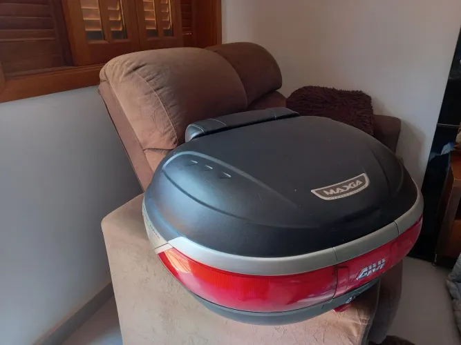 BAÚ BAULETO GIVI MAXIA SEMI NOVO USADO EM POUCAS VIAGENS. COMPLETO COM SUPORTE E GRADE.