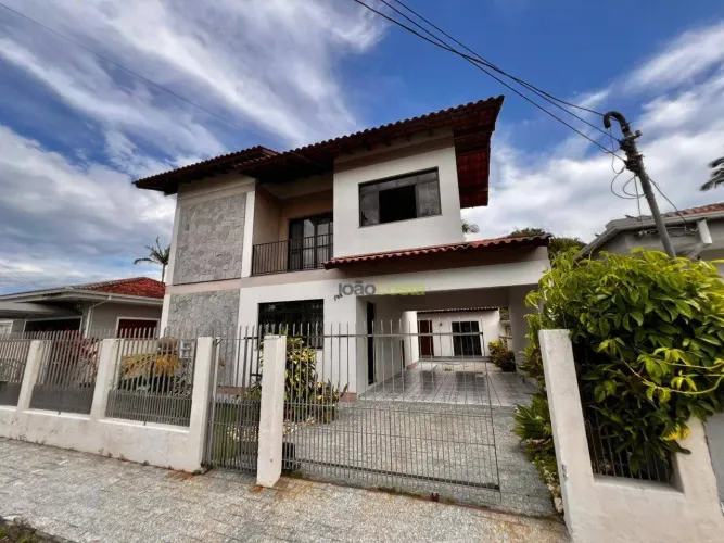 Casa com 3 dormitórios com edícula para alugar no Centro de Palhoça