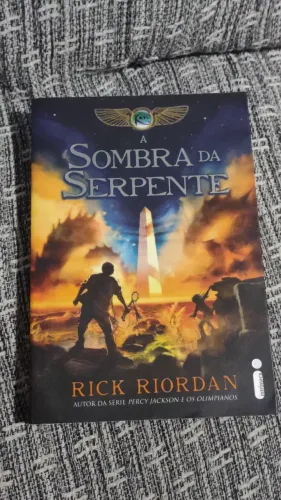 Livro A sombra da serpente Rick riordan novo 
