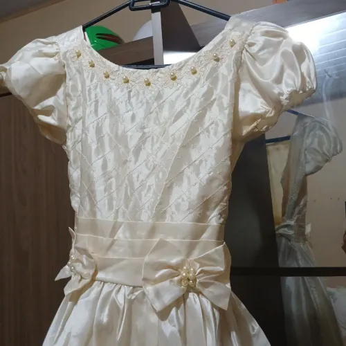 Vestido beige de festa infantil