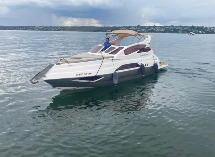 Lancha Phoenix 315 Limited (1 cota de 4 proprietários)