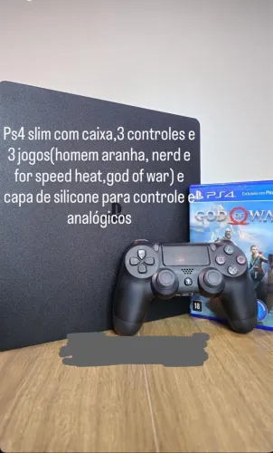 PS4 slim com 3 controles e 3 jogos