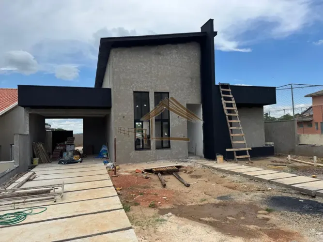Linda casa com 3 suítes no Ninho Verde 1, fase final de construção, disponível para venda
