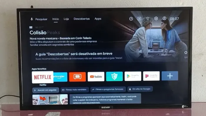 ? TEM ALGO NESSA TV QUE ESTÁ FAZENDO TODO MUNDO PARAR PARA OLHAR?