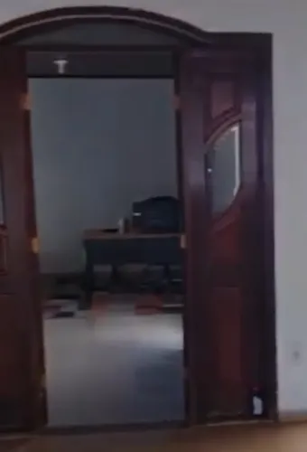 Porta de madeira grande para sala e porta menor 