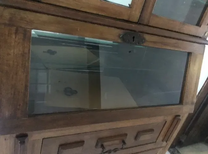 CONJUNTO DE CRISTALEIRA + MESA DE JANTAR EM MADEIRA - ESTILO CLÁSSICO/COLONIAL
