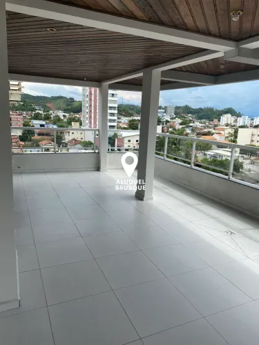 Cobertura com ampla sacada e churrasqueira