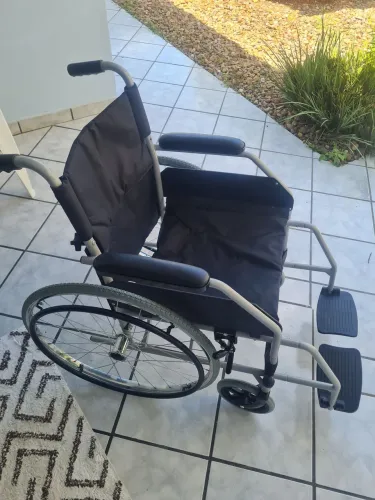 Vendo cadeira de rodas e colchão de ar