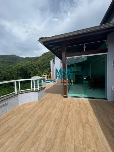 Linda cobertura com vista mata. Apenas 300 metros da Praia Grande