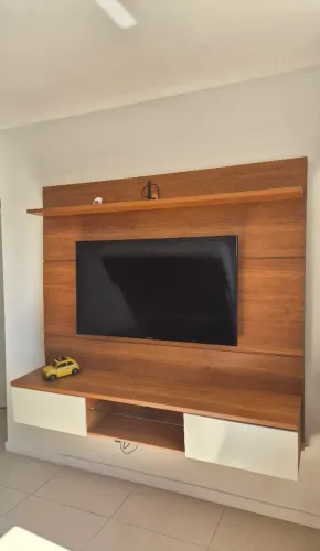Painel com rack suspenso