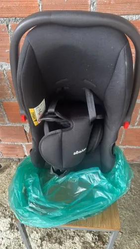 Bebê conforto ( cadeira para carro) semi-novo pouca vezes usado. Aceito negociações.